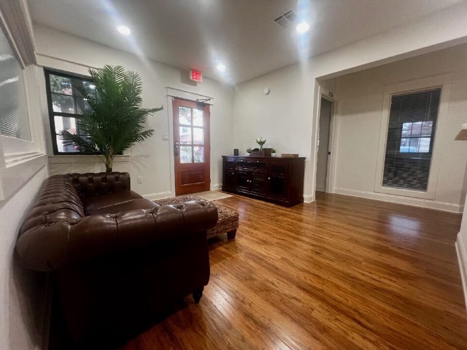 BayBridge lounge with leather seating and wood floors